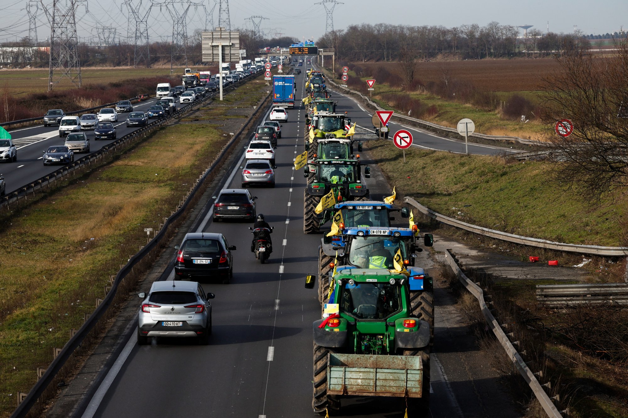 Κλιμακώνονται οι κινητοποιήσεις των αγροτών στο Παρίσι - Επί ποδός 15.000 αστυνομικοί