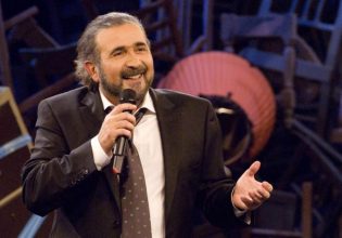 Ο Λάκης Λαζόπουλος στο ρόλο του Τσάρλι Τσάπλιν στους «Κωμικούς» του ΚΘΒΕ