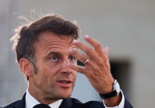 Γαλλία: Μέχρι και τις ποδιές στα σχολεία επαναφέρει ο Μακρόν για να ανακόψει την επέλαση της Λεπέν