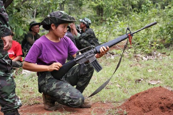 Οι γυναίκες της Μιανμάρ στα όπλα κατά της χούντας