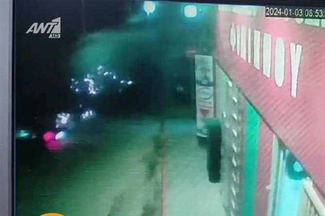 Σαλαμίνα: Μοτοσικλετιστής πέφτει σε λακκούβα και σύρεται για αρκετά μέτρα [βίντεο]