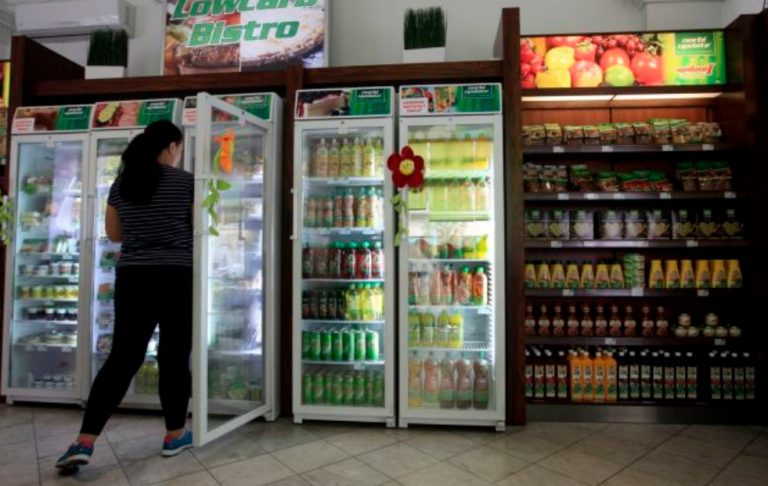 ΦΠΑ σε αναψυκτικά: Άλλος συντελεστής στο κατάστημα, άλλος στο take away