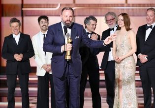 O Γιώργος Λάνθιμος είχε μάτια μόνο για τον Μπρους Σπρίνγκστιν την ώρα της βράβευσης