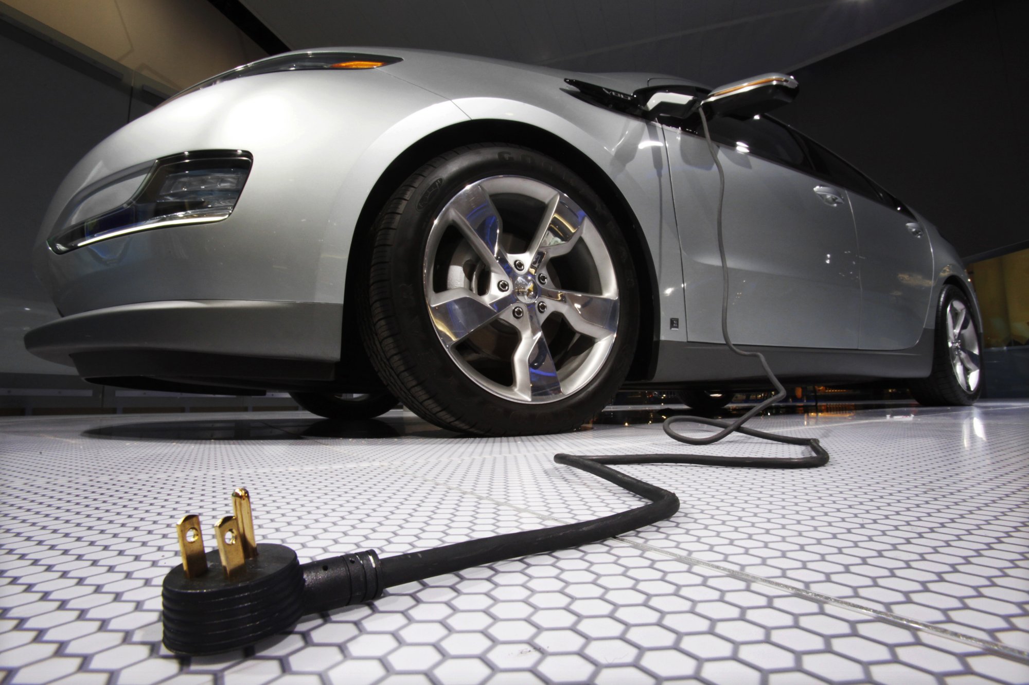 Ηλεκτροκίνηση: Εξαπλασιάστηκε σε μια δεκαετία το μερίδιο των αυτοκινήτων μπαταρίας
