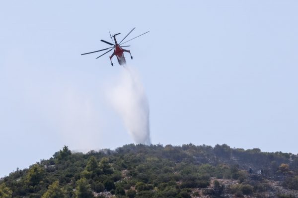 Μεγάλη φωτιά στην Άνδρο - Επιχειρούν και εναέρια μέσα