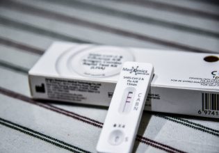 Συναγερμός στην Ευρώπη για το κοκτέιλ ιώσεων και κορονοϊού – Γεμίζουν νοσοκομεία, επιστρέφουν οι μάσκες