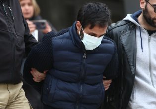 Γυναικοκτονία στη Θεσσαλονίκη: «Να ομολογήσει, όλα τα στοιχεία οδηγούν εκεί» – Ξεσπάει η μητέρα του 39χρονου