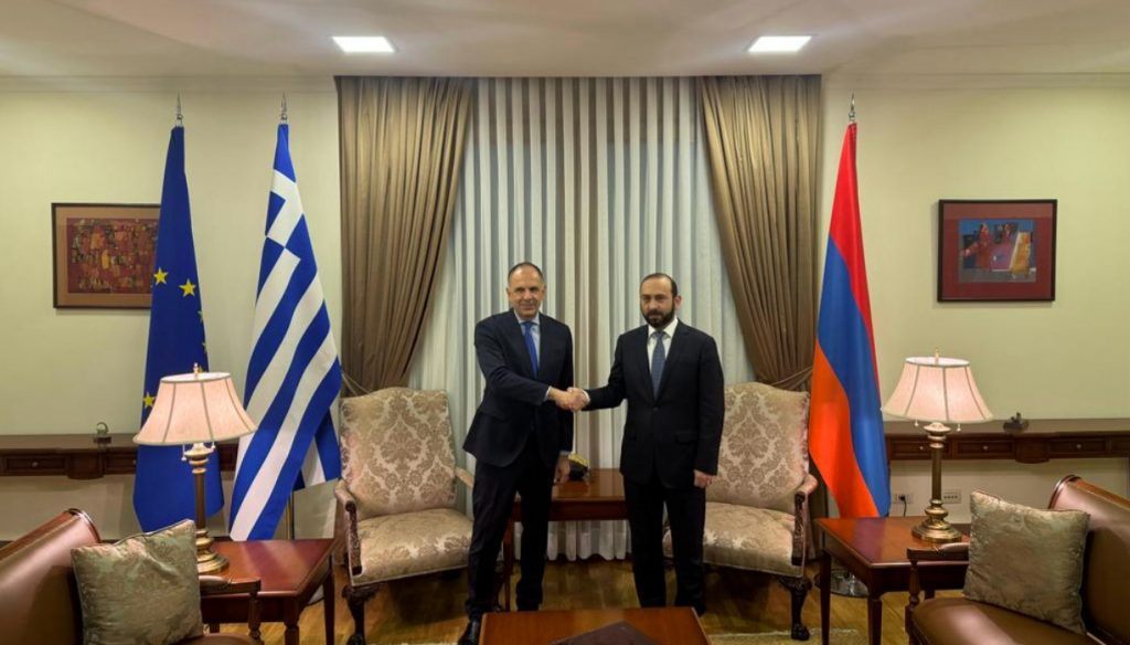 Γεραπετρίτης: Η Ελλάδα στηρίζει την επανεκκίνηση των συνομιλιών μεταξύ Ερεβάν και Μπακού