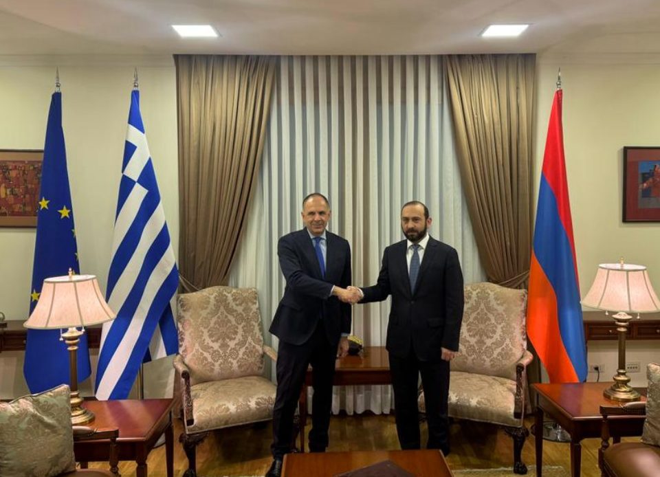 Γεραπετρίτης: Η Ελλάδα στηρίζει την επανεκκίνηση των συνομιλιών μεταξύ Ερεβάν και Μπακού