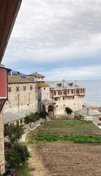 Η φωτογραφία από το Άγιο Όρος που ανήρτησε ο Νίκος Πολυδερόπουλος