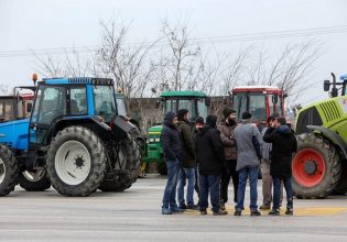 Τρίκαλα: Αγρότες απέκλεισαν την Ε.Ο. Τρικάλων-Λάρισας – Ζητούν «άμεσες αποζημιώσεις χωρίς όρους»
