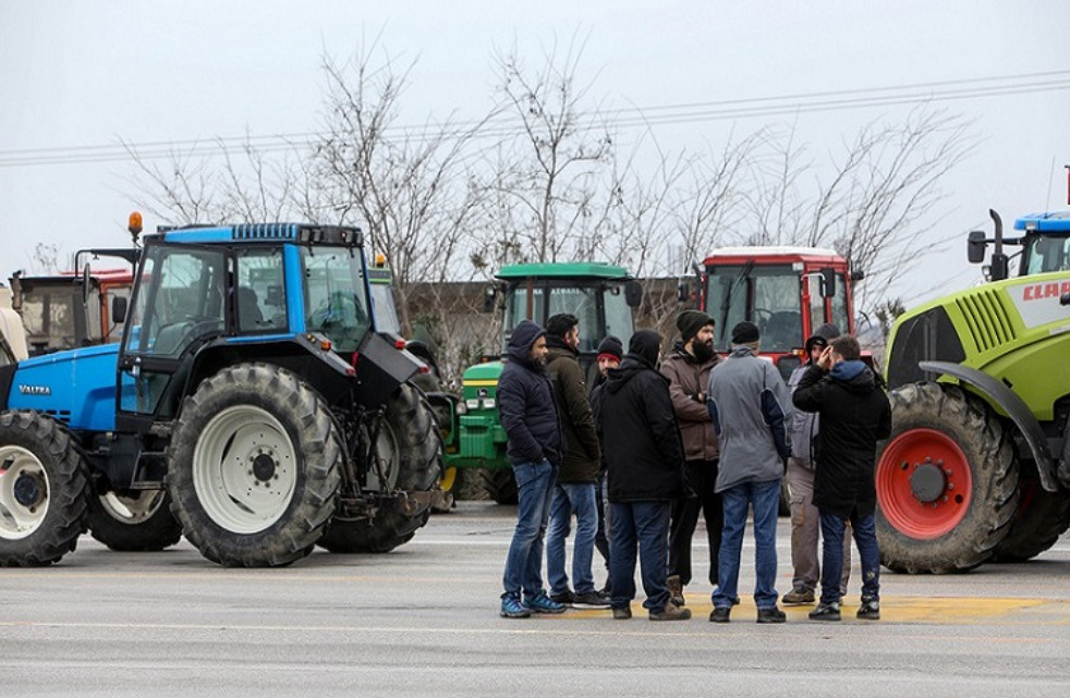 Τρίκαλα: Αγρότες απέκλεισαν την Ε.Ο. Τρικάλων-Λάρισας – Ζητούν «άμεσες αποζημιώσεις χωρίς όρους»