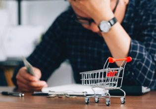 Ακρίβεια: Η δυσανάλογη επιβάρυνση χαμηλόμισθων που εκπέμπουν «SOS»