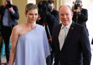 Ο πρίγκιπας Αλβέρτος με τη Σαρλίν στο πλευρό του για το πρωτοχρονιάτικο μήνυμα