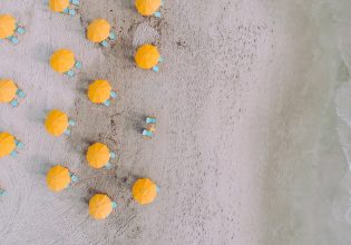 Χατζηδάκης: Απαράδεκτη κατάσταση με τα ομπρελοκαθίσματα στον αιγιαλό – Καθιερώνουμε την «απάτητη παραλία»