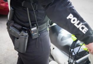 ΕΛ.ΑΣ.: Σε διαθεσιμότητα ο αστυνομικός που αφαιρούσε όπλα από αστυνομικό τμήμα στην Αττική