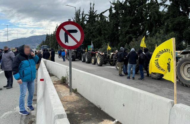 Αγρότες: Μπλόκο με τρακτέρ στην Αταλάντη - Έκλεισαν την Αθηνών - Λαμίας
