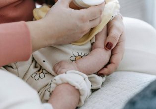 Παταγώδης αποτυχία των μνημονιακών συνταγών (και) η ακρίβεια στο βρεφικό γάλα