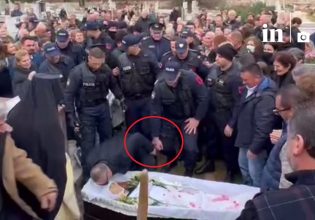 Χιμάρα: Ο Μπελέρης με χειροπέδες πάνω από το φέρετρο της γιαγιάς του – Νέο βίντεο