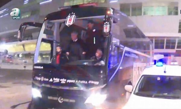 Οπαδοί της Μπεσίκτας επιτέθηκαν στο πούλμαν της ομάδας – Σοκαρισμένος ο Σάντος (vid)