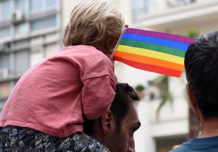 Δημοσκόπηση: «Ναι» στο γάμο των ομόφυλων – «Όχι» στην τεκνοθεσία