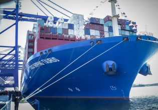 Αναστέλλει και η Cosco τη διέλευση από την Ερυθρά Θάλασσα