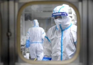 Εκρηκτικό κοκτέιλ ιώσεων: 8 νεκροί από γρίπη και 73 από κορονοϊό