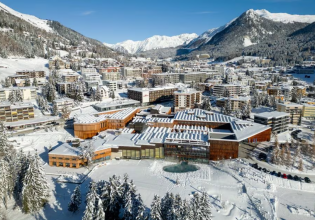 Νταβός και όχι μόνο: Ένας γάμος, μια χειραψία και το… ελληνικό ορόσημο