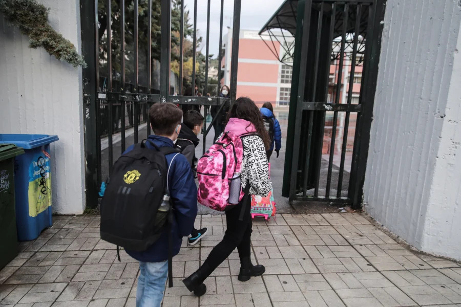 Κορονοϊός: Ανησυχία για το κοκτέιλ ιώσεων - Πόσες απουσίες μπορούν να δικαιολογήσουν οι μαθητές