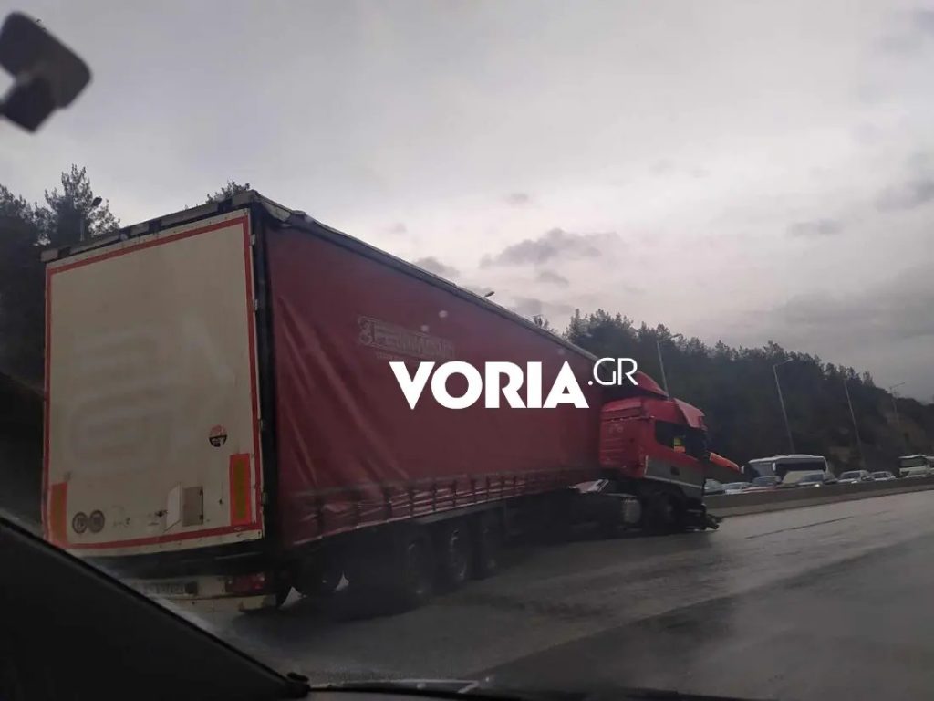 Νταλίκα «δίπλωσε» στο Δερβένι – Ζημιές σε τρία οχήματα