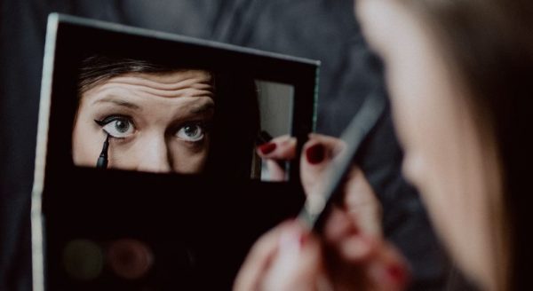 Πώς το eyeliner έγινε σύμβολο αυτοέκφρασης και ταυτότητας για τις γυναίκες του Ιράν