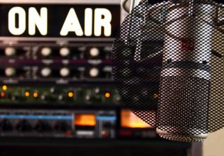 Ο Δούκας αφιερώνει από τον 9,84 στον Κυριάκο το «ως εδώ», ο Κασσελάκης το «μια φορά θυμάμαι με αγαπούσες»