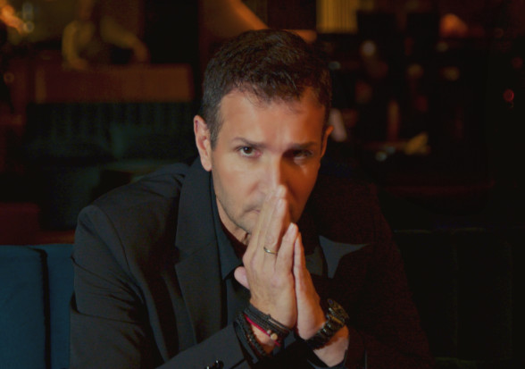 Ο Δημήτρης Μπάσης κυκλοφορεί το νέο τραγούδι του σε στίχους Νίκου Μωραϊτη