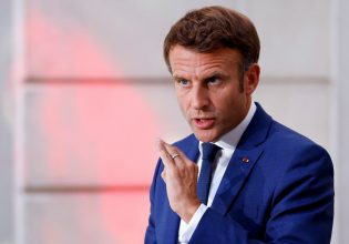 «Ενώ εσύ κοιμόσουν» – Πώς ο Μακρόν χάνει ψήφους από τη Λεπέν