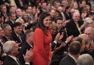 Η Ελίζ Στεφάνικ στοχεύει να μπει στον Λευκό Οίκο δίπλα στο πλευρό του Ντόναλντ Τραμπ  