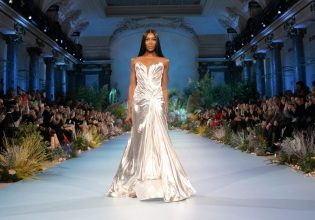 Καταδυθήκαμε στο «Βαθύ Μπλε» της υψηλής ραπτικής της Σίλιας Κριθαριώτη, στο Παρίσι