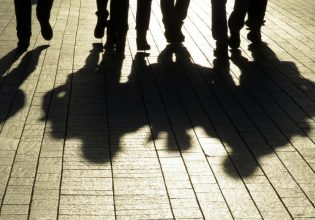 Συνήγορος του Παιδιού: «Η παραβατικότητα ανηλίκων δεν είναι αποκομμένη από την βία των ενηλίκων»