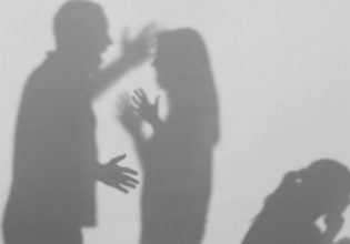 Ενδοοικογενειακή βία στην Κρήτη: Ξυλοκόπησε άγρια την σύζυγό του μπροστά στα παιδιά τους