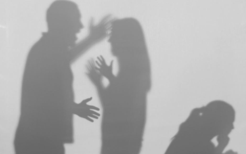 Ενδοοικογενειακή βία στην Κρήτη: Χαστούκιζε τη σύζυγό του στον δρόμο