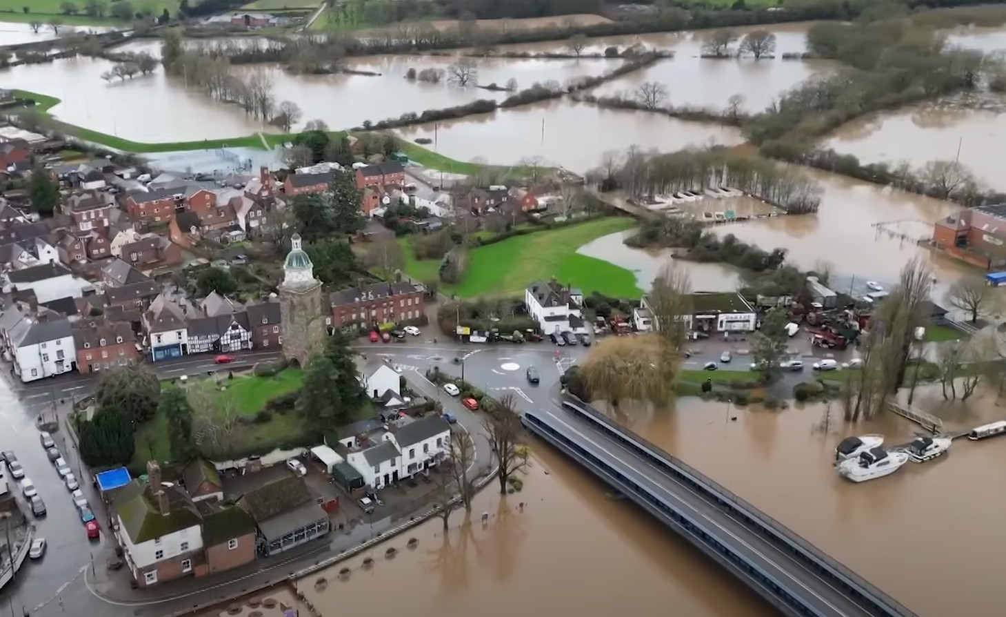 Η κακοκαιρία Χενκ «αναστατώνει» την Αγγλία - Πλημμύρες και κλειστοί δρόμοι εγκλωβίζουν τους πολίτες στα σπίτια