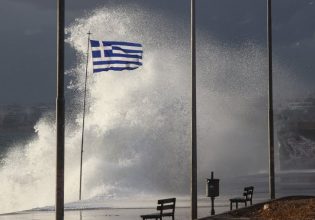 Αγριεύει ο καιρός με ισχυρές καταιγίδες και θυελλώδεις νοτιάδες – Ποιες περιοχές είναι στο «κόκκινο»
