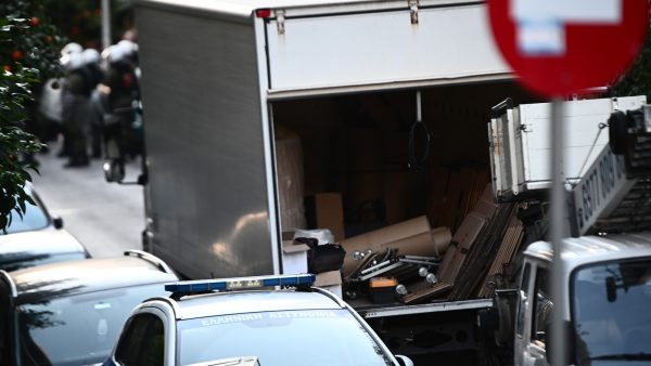 Ένταση στου Ζωγράφου: Νέα προσπάθεια βίαιης έξωσης της Ιωάννας Κολοβού – Συνέλαβαν τη δημοσιογράφο