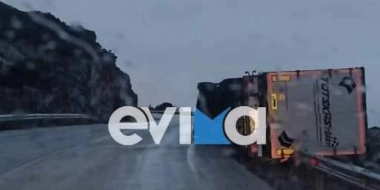 Σοκαριστικό τροχαίο στην Εύβοια - Νταλίκα κρέμεται σε γκρεμό για ώρες