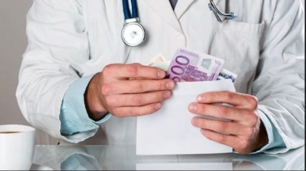 Η κυβέρνηση θέλει να επαναφέρει με σφραγίδα κράτους το «φακελάκι» στα νοσοκομεία