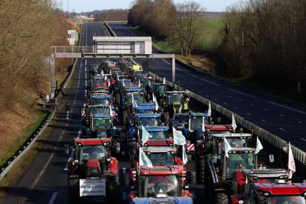 Γαλλία: Οι προτάσεις της κυβέρνησης δεν ικανοποιούν τους αγρότες – Οι κινητοποιήσεις θα συνεχιστούν