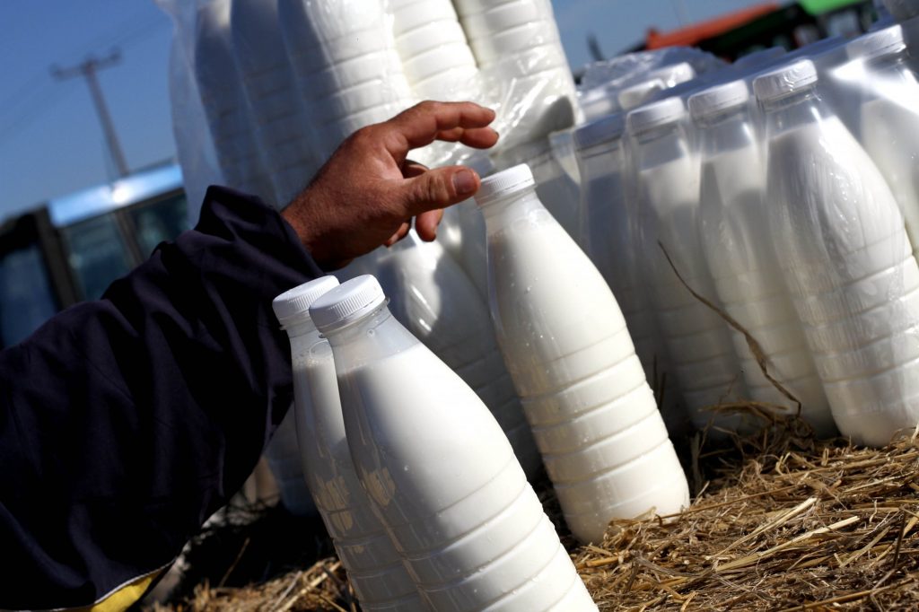 Οι παραγωγοί γάλατος ρίχνουν την τιμή αλλά οι τιμές στο ράφι ανεβαίνουν
