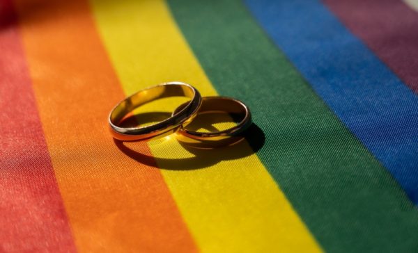 Ορθώς το ΠΑΣΟΚ προσανατολίζεται στη στήριξη του γάμου των ομόφυλων, λέει η Ανανεωτική Αριστερά