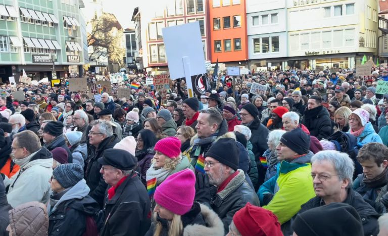 Εξεγείρονται οι Γερμανοί για την άνοδο της ακροδεξιάς – «Ποτέ ξανά» του Όλαφ Σολτς για το Ολοκαύτωμα
