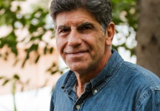 Γιάννης Μπέζος: «Θεωρώ θετικό να ψηφιστεί το νομοσχέδιο για τα ομόφυλα ζευγάρια»