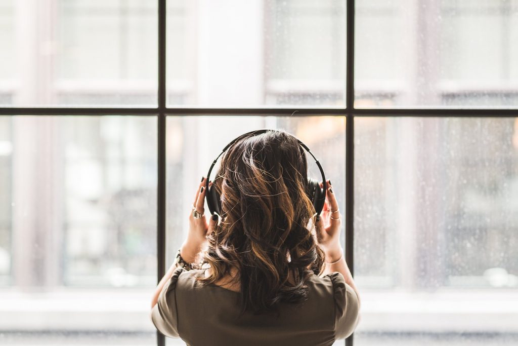 Η ενασχόληση με τη μουσική συνδέεται με καλύτερη υγεία του εγκεφάλου σε ηλικιωμένους